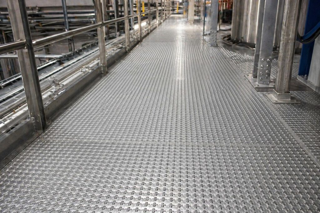 Metallgitterboden von Abagrigliati in industrieller Umgebung mit rutschhemmender und entwässernder Oberfläche