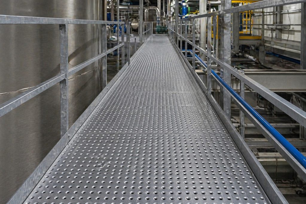 Rejilla metálica transitable Abagrigliati instalada en un entorno industrial con superficie antideslizante y drenante